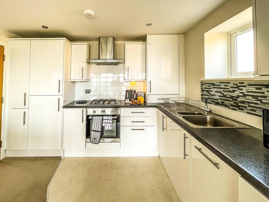 Soho Beach Apartment With Fabulous Sea View And 2 Minutes To The Beach With Free Parking And Netflix Bournemouth Kültér fotó