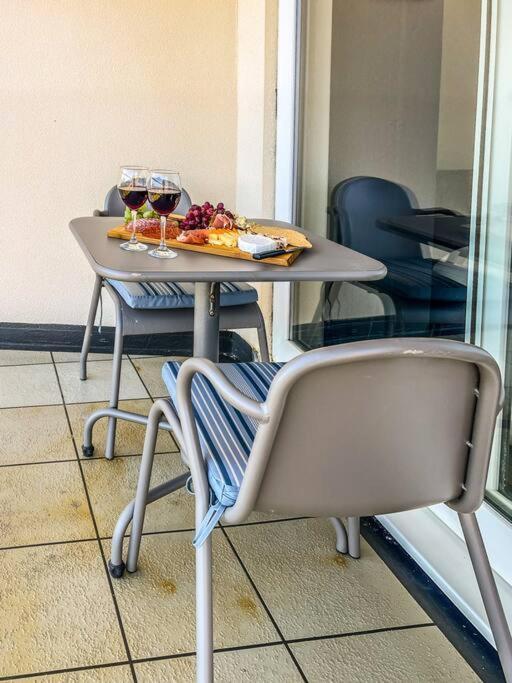 Soho Beach Apartment With Fabulous Sea View And 2 Minutes To The Beach With Free Parking And Netflix Bournemouth Kültér fotó