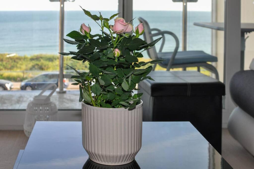 Soho Beach Apartment With Fabulous Sea View And 2 Minutes To The Beach With Free Parking And Netflix Bournemouth Kültér fotó